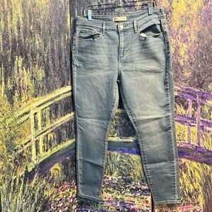 Levi’s Strauss signature mid rise cropped skinny women jeans